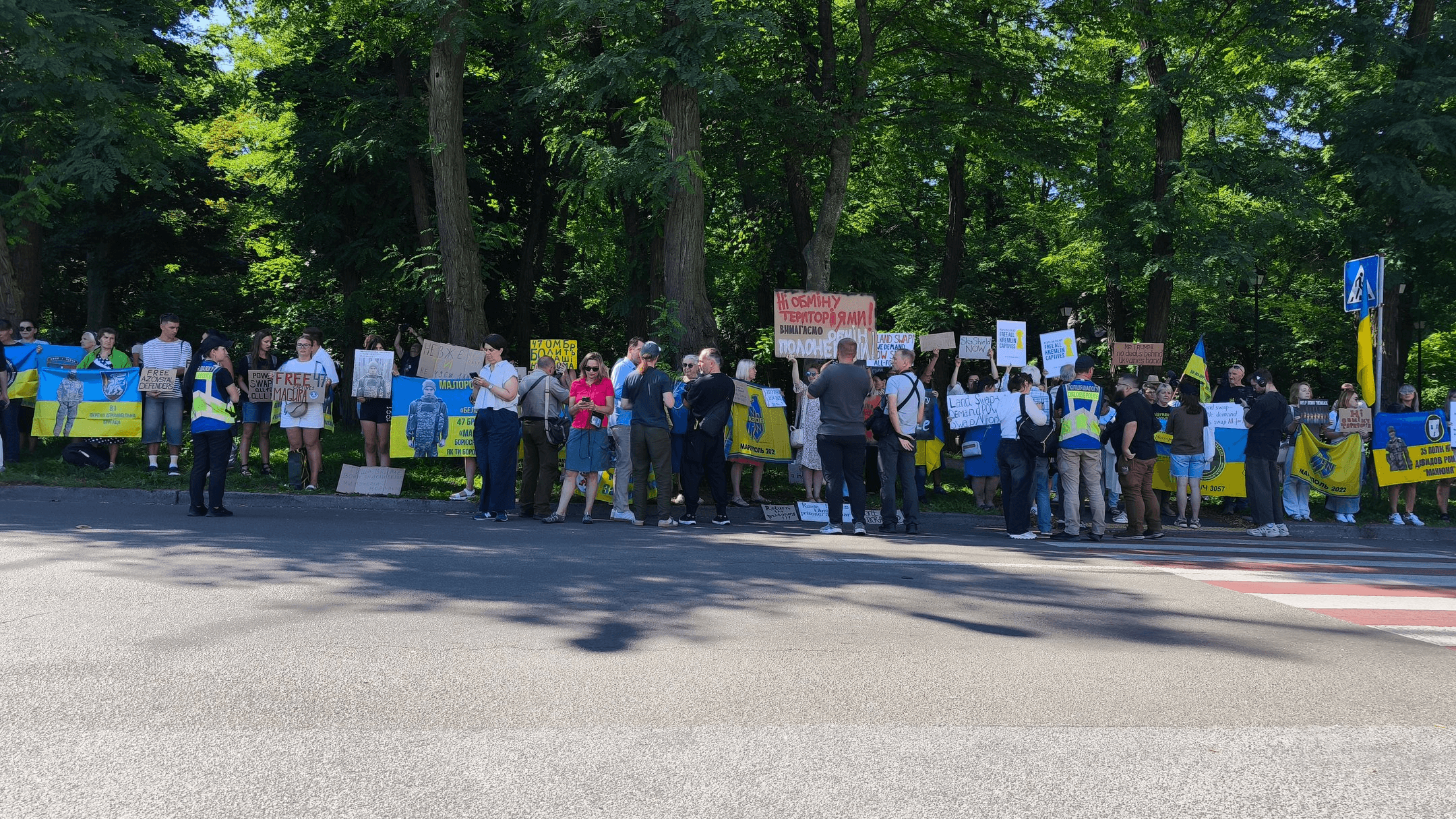 Мирна акція під посольством США в Києві: «Про Україну — лише з Україною»