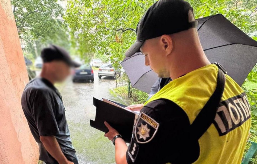 У Києві чоловік кинув гранату у дворі житлових будинків: його затримала поліція