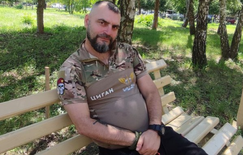 Воїн з Вінниччини, який втратив ноги у полоні, вчиться ходити на протезах