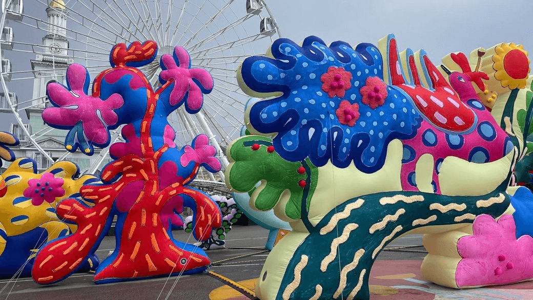 Інсталяція CHIAOZZA в Києві: семиметрові скульптури вшанували Марію Примаченко