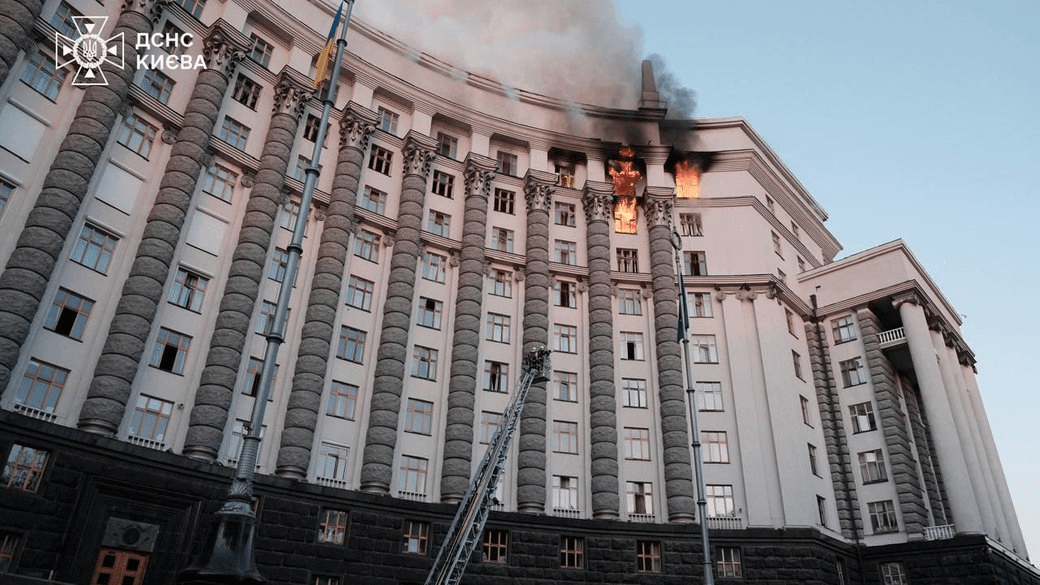 Протиаварійні роботи в Будинку Уряду: КМДА зберігатиме пошкоджену пам’ятку