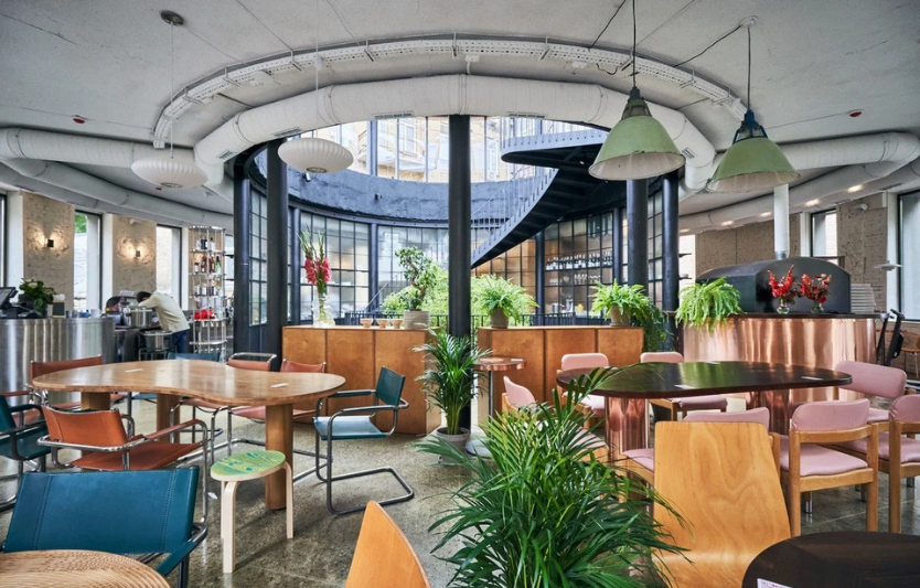 «Японський привіт»: сучасний ресторан японської кухні у відреставрованій модерній будівлі в серці Києва