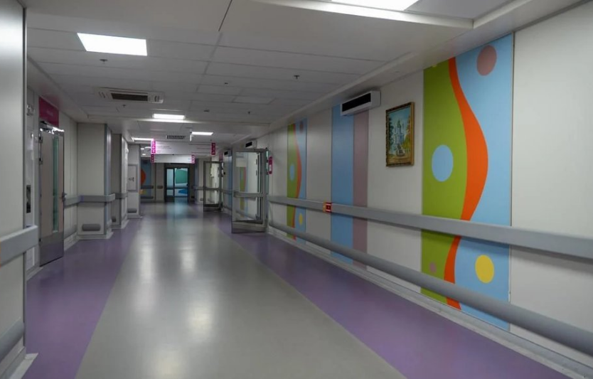 У Києві триває відбудова пошкодженого корпусу «Охматдиту» після ракетного удару РФ